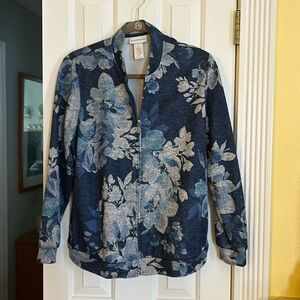 Women’s zip up lightweight jacket, great shape!